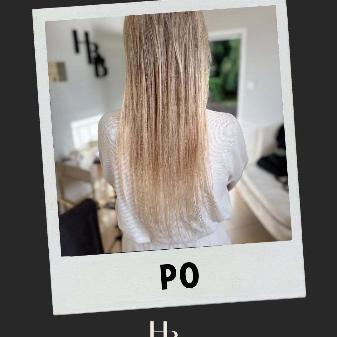 Włosy klientki po metamorfozie — jasny, równy blond