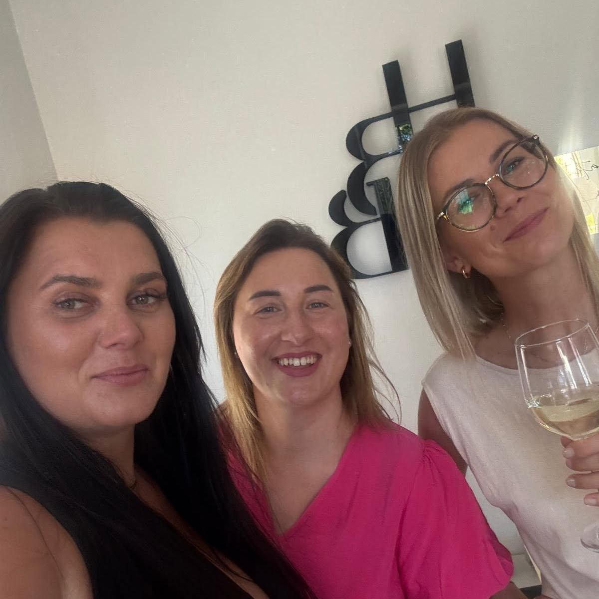 Zespół salonu Hair Beauty Błaszak na tle logo HB